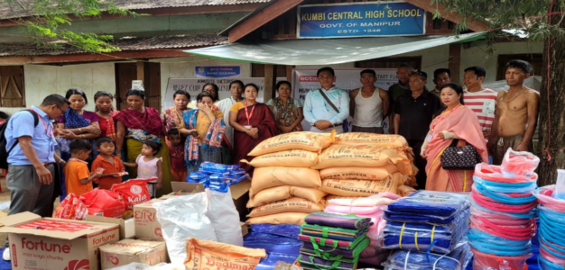 group photo at kumbi highschool relief camp